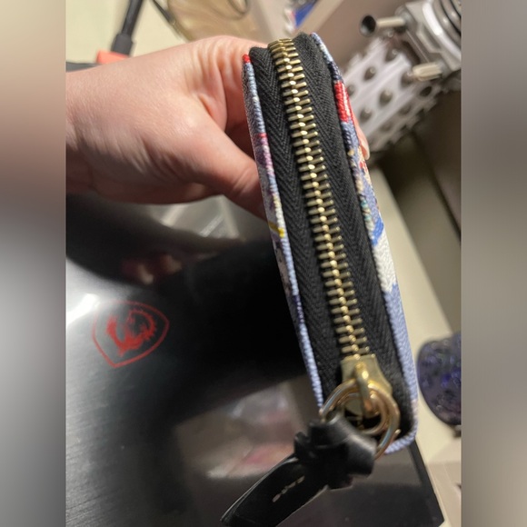 Dooney and Bourke Disney Hipster Mickey and Minnie Mouse wristlet wallet NWOT - Picture 4 of 7